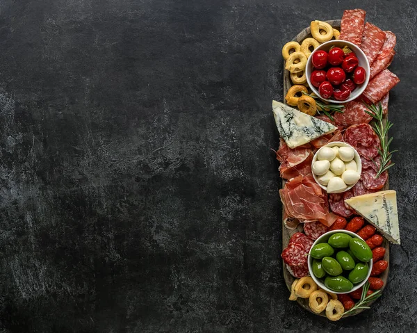 Italian antipasti or charcuterie board. Assortments of meat and cheese snacks. — Stock Photo, Image