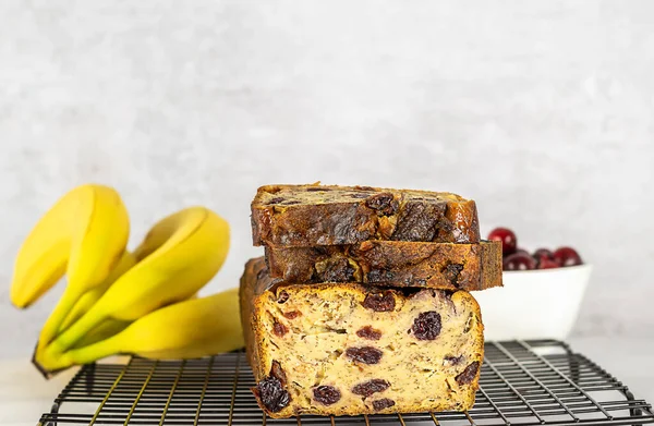 Fresh baked, moisture banana bread with cranberries. Homemade sweets, without artificial sugar, gluten-free recipe. — Stock Photo, Image