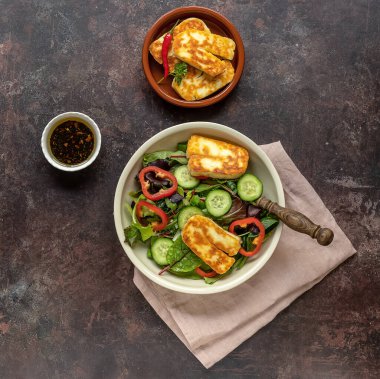 Kızarmış Halloumi peynirli salata, salatalık, kırmızı biber, yeşil soğan ve yapraklı. Sağlıklı gıda konsepti, üst görünüm.