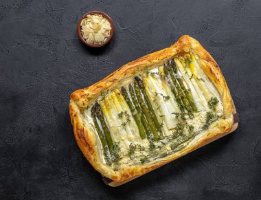 Yeşil ve beyaz kuşkonmaz, krem ve parmesan peynirli ev yapımı kiş. Sağlıklı, vejetaryen tarifi. Puf böreği turtası.