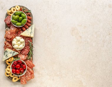 İtalyan pastası ya da şarküteri tahtası. Etli ve peynirli atıştırmalıklar. Boşluğu kopyala, yukarıdan bak