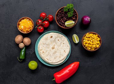 Vejetaryen tacolarını mantar, fasulye, biber, mısır ve peynirle pişirmeye hazırlanıyorlar.. 