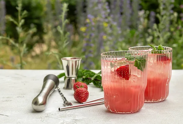 Letni drink ogrodowy. Koktajl truskawkowy i miętowy lub koktajl z lodem — Zdjęcie stockowe