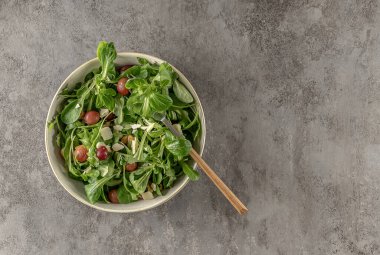Karamelli kızarmış üzümden yapılmış lezzetli salata, biberli roka, kavrulmuş ceviz ve pekorino peyniri. Harika vejetaryen yemeği..