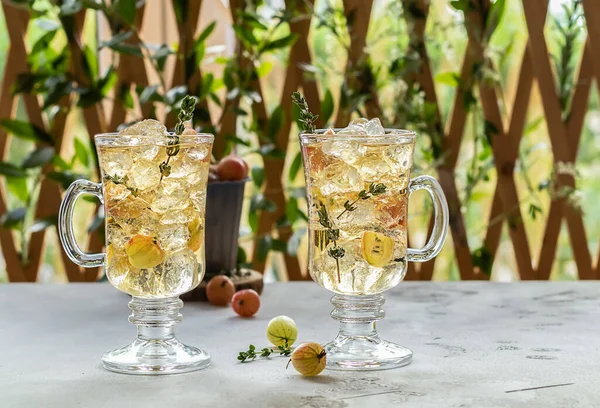 Dwie szklanki z domowej roboty herbatą agrestową lub lemoniadą z tymiankiem. — Zdjęcie stockowe