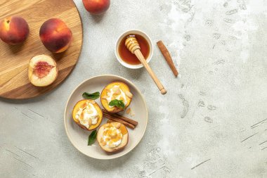 Nane yaprağı, tarçın, sütsüz krem peynir, bal ve badem taneli fırında şeftali..