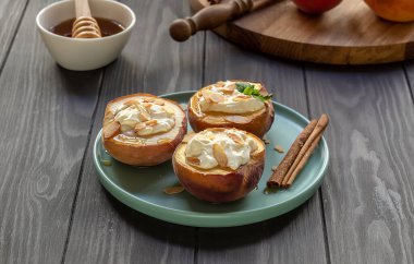 Nane yaprağı, tarçın, sütsüz krem peynir, bal ve badem taneli fırında şeftali..