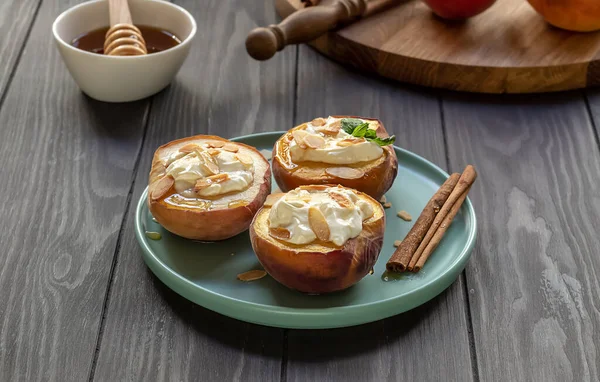 Nane yaprağı, tarçın, sütsüz krem peynir, bal ve badem taneli fırında şeftali..