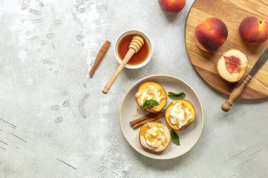 Tarçınlı, badem yapraklı, krem peynirli ve ballı olgun şeftaliler..