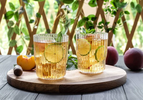 Letni moktail lub mrożona herbata z brzoskwini, limonki i mięty — Zdjęcie stockowe