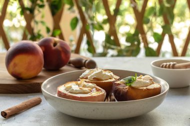 Tarçınlı, badem yapraklı, krem peynirli ve ballı olgun şeftaliler..
