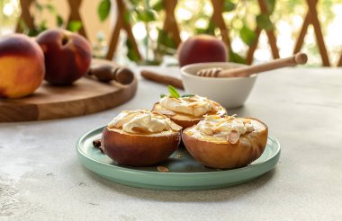 Tarçınlı, badem yapraklı, krem peynirli ve ballı olgun şeftaliler..