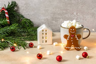  Noel yemeği ve içki konsepti. Zencefilli adam, kurabiyeler ve bir fincan kremalı sıcak çikolata.. 