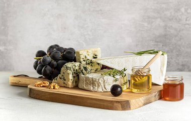 Camembert, Rokfor peyniri, ballı, üzümlü ve cevizli..