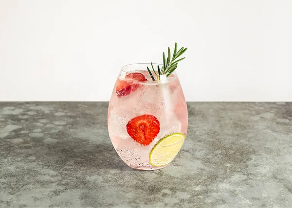 Truskawka i rozmaryn różowy gin koktajl, orzeźwiający napój alkoholowy — Zdjęcie stockowe