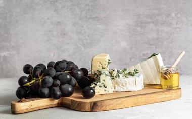 Tahtada Brie, Camembert ve rokfor tadı var.. 