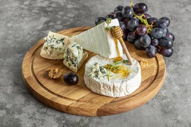 Camembert, Rokfor peyniri, ballı, üzümlü ve cevizli..