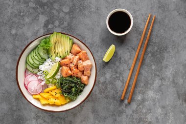 Hawaii somon balığı kasesi pirinç, mango, turp, salatalık, chukka, susam tohumu ve avokado ile birlikte. Buda kasesi.