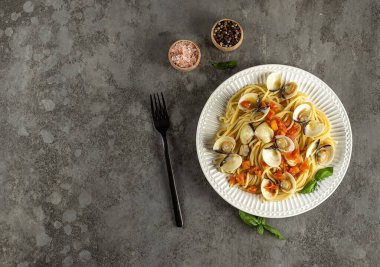 Lezzetli ev yapımı midyeler domatesli, sarımsaklı ve beyaz şaraplı vongole deniz ürünleri makarnası.