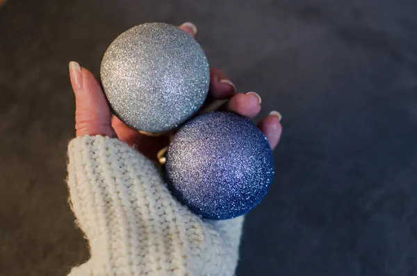 Mano Mujer Suéter Blanco Que Sostiene Decoración Bola Navidad Sobre —  Fotos de Stock