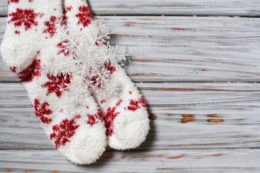Beyaz ahşap arka planda kar taneleri olan Noel beyaz çorapları