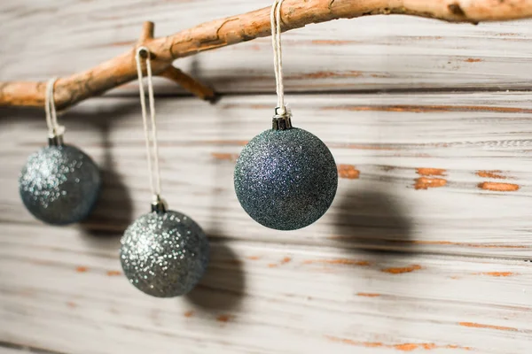 Bolas Navidad Brillantes Cuelgan Una Rama Decoración Del Árbol Navidad —  Fotos de Stock