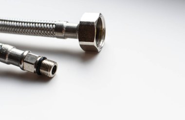 Su hortumunu esnek bağlayın. Naylon plastik örülmüş tesisat hortumu. Beyaz arkaplanda izole