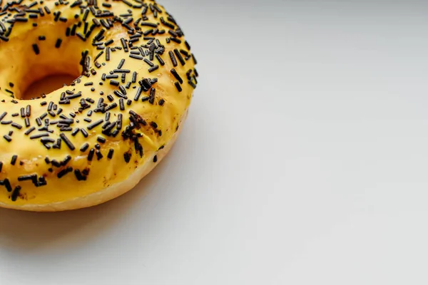 Nahaufnahme Eines Hellen Leckeren Gelben Donuts Mit Schokoladenspritzern Auf Weißem — Stockfoto