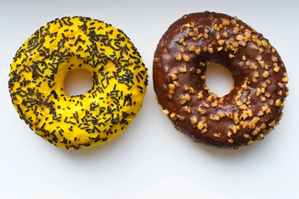 Nahaufnahme Von Zwei Hellen Leckeren Gelben Donuts Mit Schokoladenspritzern Auf — Stockfoto