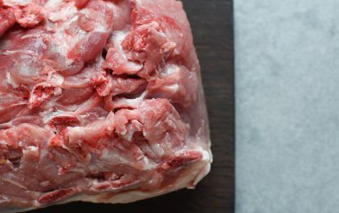 Koyu ahşap bir tahtada taze domuz pirzolası. Tütsülenmiş et. Domuz etinin arka plan veya dokusu olarak kullanılabilir. Domuz eti sigara ve ızgara için kullanılır.