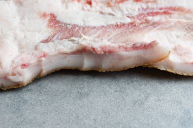 Fotokopi alanı için gri arka planda eti olan çiğ domuz yağı. Büyük bir parça taze yağ. Ukrayna domuzu, geleneksel yiyecekler.