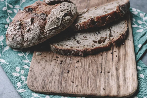 Pan Integral Fresco Una Tabla Cortar Los Trozos Del Pan —  Fotos de Stock