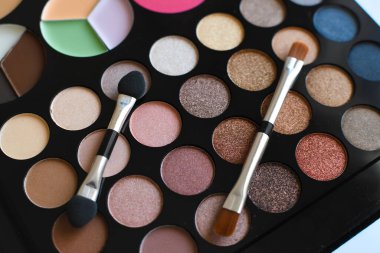 Renkli göz farı paleti. Makyaj sanatçısı seti.