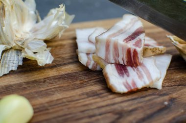 Fotokopi alanı için ahşap arka planda eti olan çiğ domuz yağı. Büyük bir parça taze yağ. Ukrayna domuzu, geleneksel yiyecekler.