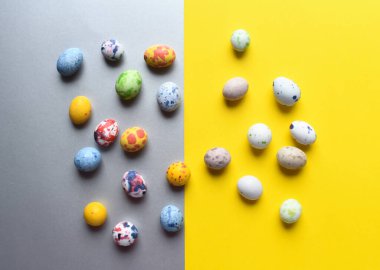 Gri renkli parlak yumurtalar. Sarı arka plan. Paskalya teması, tatil. Minimalist paskalya tarzı metin için fotokopi alanı olan mutlu paskalya kartları. 2021 yılının rengi. Parlak sarı ve aşırı gri.