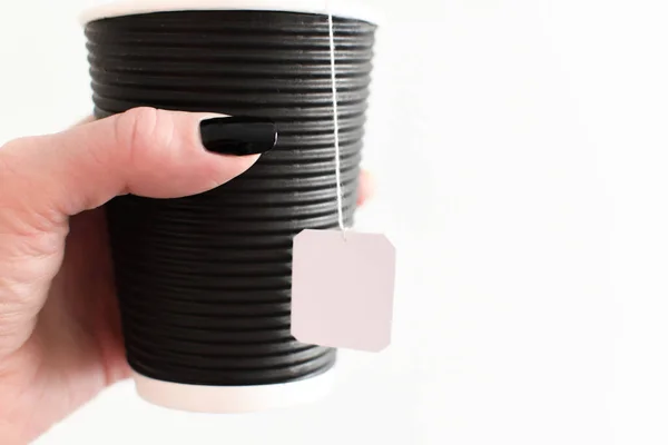 Ένα Γυναικείο Χέρι Κρατά Ένα Μαύρο Ποτήρι Τσάι Άλλο Ποτό — Φωτογραφία Αρχείου