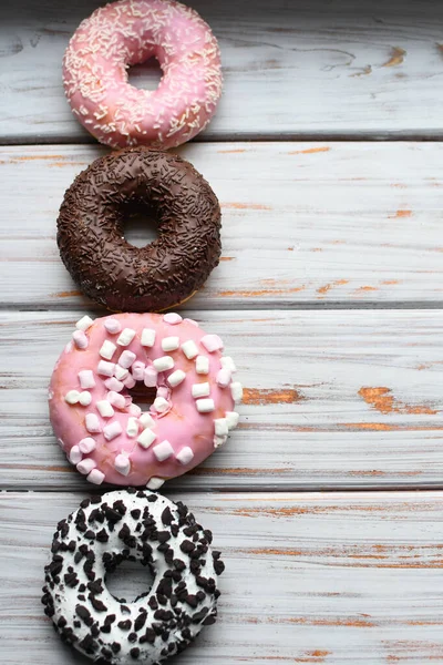 Süße Und Bunte Donuts Nahaufnahme Auf Einem Hölzernen Hintergrund — Stockfoto