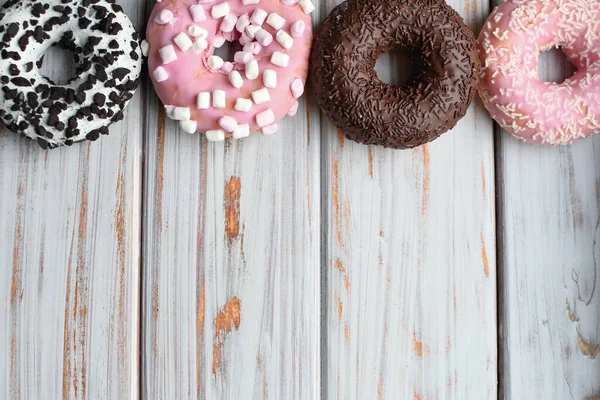 Süße Und Bunte Donuts Nahaufnahme Auf Einem Hölzernen Hintergrund — Stockfoto