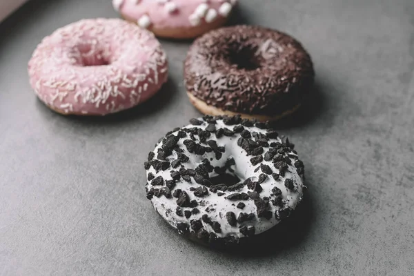 Süße Und Bunte Donuts Großaufnahme Auf Grauem Hintergrund — Stockfoto