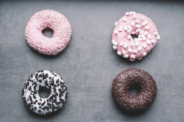 Süße Und Bunte Donuts Großaufnahme Auf Grauem Hintergrund — Stockfoto