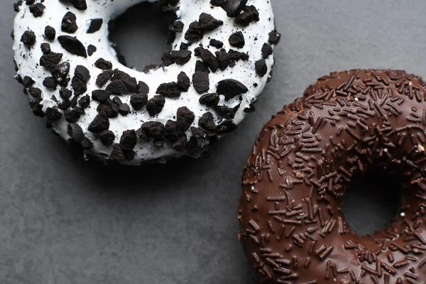 Süße Und Bunte Donuts Großaufnahme Auf Grauem Hintergrund — Stockfoto