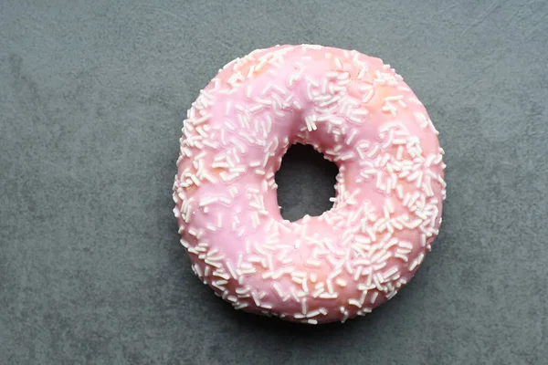Süße Und Bunte Rosa Donut Nahaufnahme Auf Grauem Hintergrund — Stockfoto
