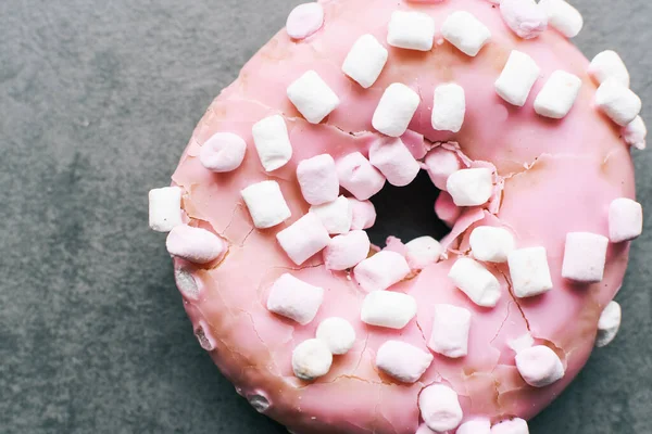 Zoet Kleurrijk Roze Donut Close Een Grijze Achtergrond — Stockfoto