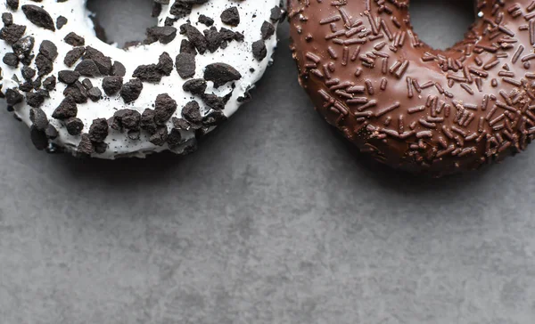 Süße Und Bunte Donuts Großaufnahme Auf Grauem Hintergrund — Stockfoto