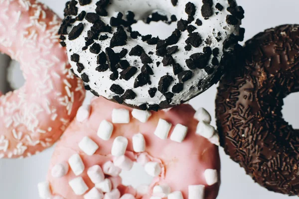Süße Und Farbenfrohe Donuts Großaufnahme Auf Weißem Hintergrund Flacher Liegestuhl — Stockfoto