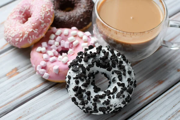 Süße Und Bunte Donuts Nahaufnahme Mit Einer Tasse Cappuccino Auf — Stockfoto