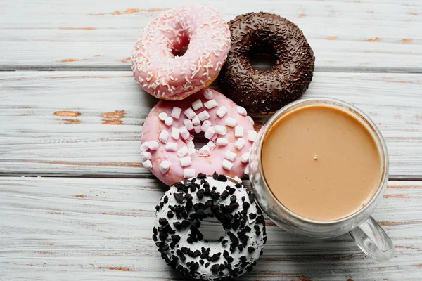 Süße Und Bunte Donuts Nahaufnahme Mit Einer Tasse Cappuccino Auf — Stockfoto