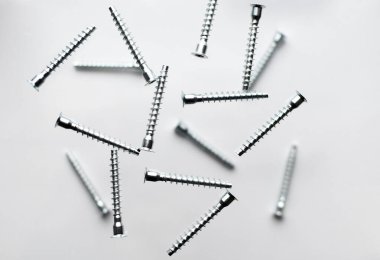 Vida kafalar koleksiyonu. Vidaların ve panellerin arka planı. Beyaz arkaplanda nesnelerin yükseltilmesi