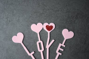 Pembe harfler gri arkaplanda aşk metni. Sevgililer Günü konsepti, üst görünüm