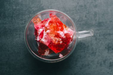 Meyve sütü renkli jöleli kek cam kasede. Çok renkli jelatin tatlı.